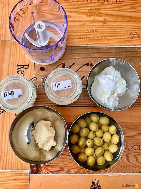 Dip de olivas verdes y queso crema para un aperitivo completo Dip de olivas verdes y queso crema para un aperitivo completo