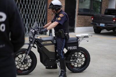 LAND une fuerzas con el Departamento de Policía de Cleveland para electrificar flotas de patrulla con su motocicleta eléctrica