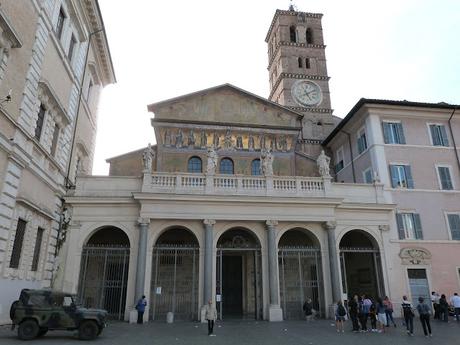 ROMÁNICO EN ROMA IGLESIA DE SANTA MARÍA DEL TRASTEVERE Portada y campanario