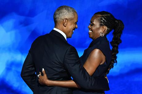 DNC 2024 en vivo: Los Obama cierran la segunda noche del DNC, respaldan a Harris y advierten que la ‘continuidad’ de Trump será mala El ex presidente estadounidense Barack Obama abraza a su esposa y ex primera dama Michelle Obama después de presentarla en el segundo día de la Convención Nacional Demócrata (DNC) en el United Center en Chicago, Illinois, el 20 de agosto de 2024. La vicepresidenta Kamala Harris aceptará formalmente la nominación para presidenta del partido en el Comité Nacional Demócrata, que se celebrará del 19 al 22 de agosto en Chicago. (Foto de MANDEL NGAN/AFP) (Foto de MANDEL NGAN/AFP vía Getty Images)