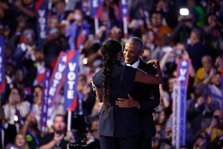 DNC 2024 en vivo: Los Obama cierran la segunda noche del DNC, respaldan a Harris y advierten que la ‘continuidad’ de Trump será mala CHICAGO, ILLINOIS – 20 DE AGOSTO: El ex presidente estadounidense Barack Obama (R) saluda a la ex primera dama Michelle Obama cuando llega al escenario durante el segundo día de la Convención Nacional Demócrata en el United Center el 20 de agosto de 2024 en Chicago, Illinois. . Delegados, políticos y partidarios demócratas se están reuniendo en Chicago cuando la actual vicepresidenta Kamala Harris ha sido anunciada como candidata presidencial de su partido. El Comité Nacional Demócrata se llevará a cabo del 19 al 22 de agosto. (Foto de Kevin Dietsch/Getty Images)