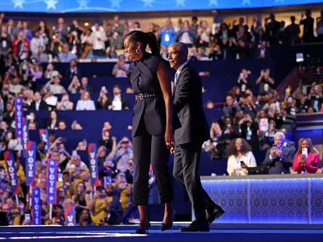 DNC 2024 en vivo: Los Obama cierran la segunda noche del DNC, respaldan a Harris y advierten que la ‘continuidad’ de Trump será mala El ex presidente estadounidense Barack Obama (izq.) saluda a la ex primera dama estadounidense Michelle Obama durante el segundo día de la Convención Nacional Demócrata (DNC) en el United Center en Chicago, Illinois, el 20 de agosto de 2024. La vicepresidenta Kamala Harris aceptará formalmente el partido. Nominaciones presidenciales en el Comité Nacional Demócrata en Chicago, del 19 al 22 de agosto. (Charlie Tribalev/AFP vía Getty Images)