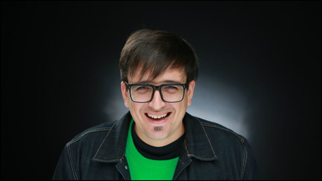 Entrevista al filósofo Tomás Balmaceda «Creímos que las redes eran un potenciador de la democracia y hoy las vemos como un factor que la debilita»