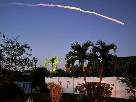 Adam Neal, editor en jefe de TCPalm, un periódico de USA TODAY Network, capturó una fotografía del lanzamiento de un cohete SpaceX Falcon Heavy. El 30 de abril de 2023, Neil tuiteó: 