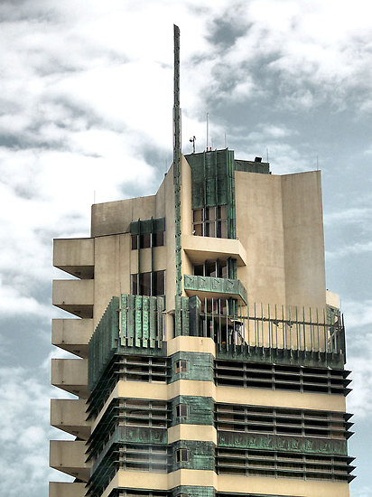 Desprecio y veneración Desprecio y veneración