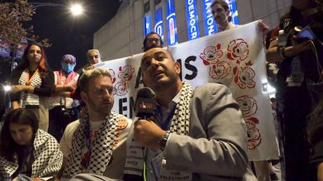 Sentada por la paz en Gaza durante la Convención Nacional Demócrata