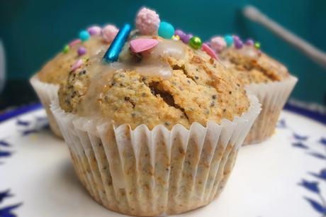 MUFFINS DE TRIGO INTEGRAL Y AVENA CON LIMÓN Y SEMILLAS DE AMAPOLA MUFFINS DE TRIGO INTEGRAL Y AVENA CON LIMÓN Y SEMILLAS DE AMAPOLA