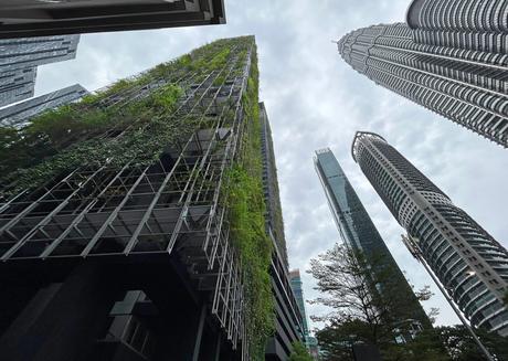 Frente a las Petronas, Le Nouvel aporta el verde contemporáneo en Kuala Lumpur