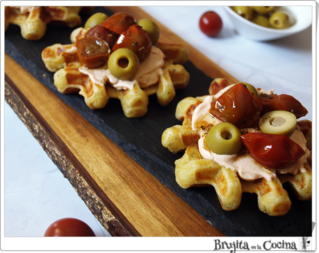 Falsos gofres con aceitunas y tomates cherrys confitados Falsos gofres con aceitunas y tomates cherrys confitados