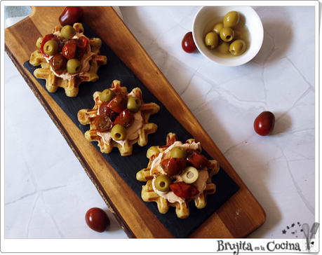 Falsos gofres con aceitunas y tomates cherrys confitados Falsos gofres con aceitunas y tomates cherrys confitados