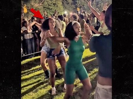 La hija de Angelina Jolie y Brad Pitt, Zahara, muestra sus pasos de baile durante la salida de una hermana La hija de Angelina Jolie y Brad Pitt baila en la universidad 1