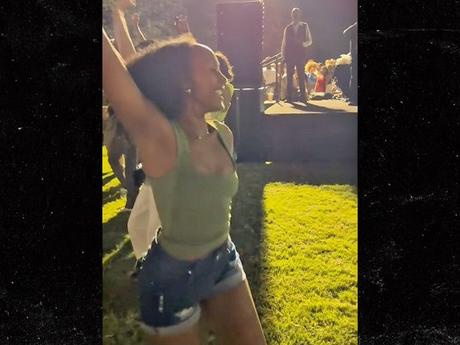 La hija de Angelina Jolie y Brad Pitt, Zahara, muestra sus pasos de baile durante la salida de una hermana Angelina Jolie, la hija de Brad Pitt, baila en la universidad 2