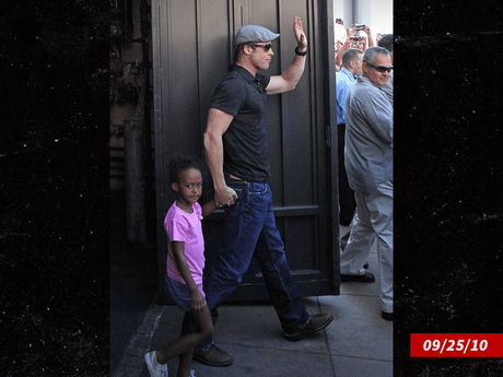 La hija de Angelina Jolie y Brad Pitt, Zahara, muestra sus pasos de baile durante la salida de una hermana Brad Pitt y Zahra