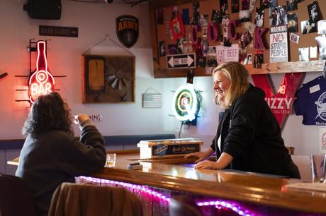 La 3ra Temporada de «Alguien en algún lugar» llega a Max el 27 de Octubre SBSW_303_021324_SM_0115_R