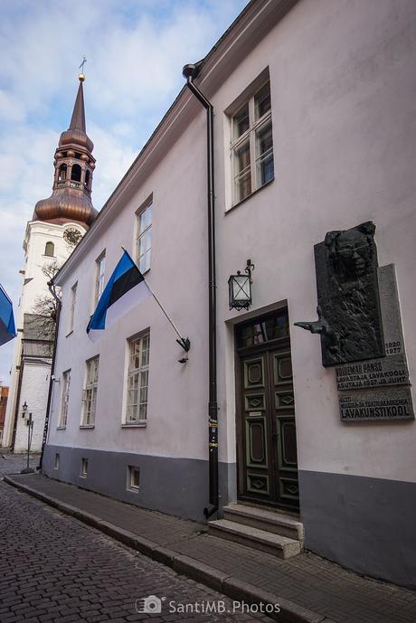 Saliendo de la pared Saliendo de la pared