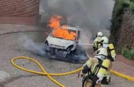 Bomberos sofocan las llamas de un vehículo que sale ardiendo en una urbanización en Toledo capital