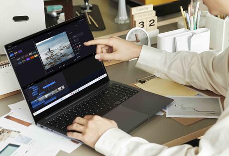 Galaxy Book4: cómo la IA permite a los computadores comprender y anticiparse a las necesidades de las personas 005-lifestyle-galaxy-book4-ultra-moonstonegray