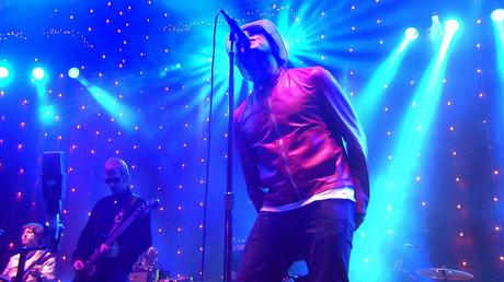 Vuelve Oasis y DGO anticipa el reencuentro de los hermanos Gallagher con sus mejores shows y un imperdible documental Oasis_LiveAtTheCityOfManchesterStadium_G0100045941249_CH10