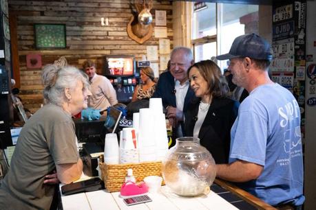 Harris está en un recorrido en autobús de dos días por Georgia. Es la última señal de que el estado está jugando: NPR El vicepresidente Harris y el gobernador Tim Walls visitaron Sandfly Bar-BQ en Savannah, Georgia, el miércoles.
