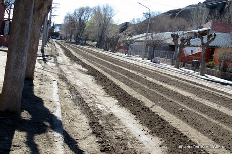 El día después...de la lluvia. Reparación de calles en Piedra del Águila. El día después...de la lluvia. Reparación de calles en Piedra del Águila.
