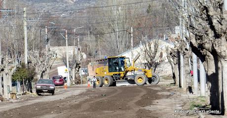 El día después...de la lluvia. Reparación de calles en Piedra del Águila. El día después...de la lluvia. Reparación de calles en Piedra del Águila.