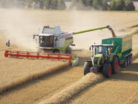 La primera cosechadora en el pueblo