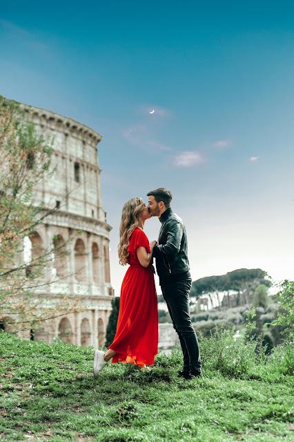 Pareja besándose delante del Coliseo Pareja besándose delante del Coliseo