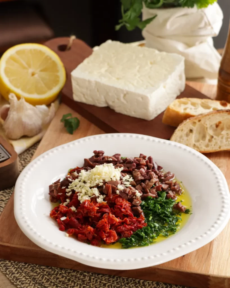 aperitivo fácil con queso feta de fondo