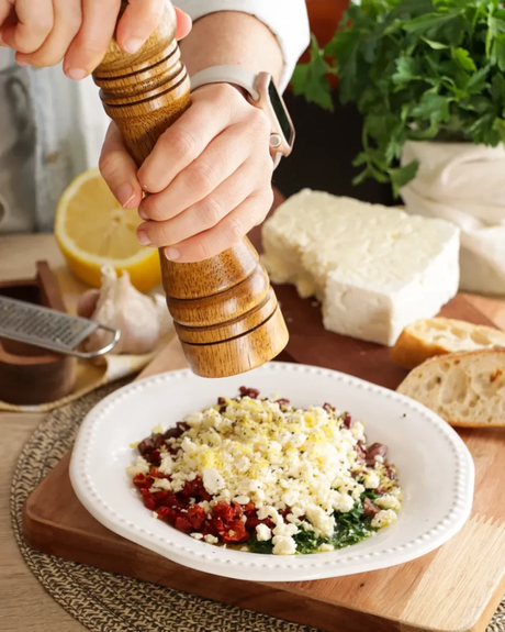 moliendo pimienta sobre aperitivo