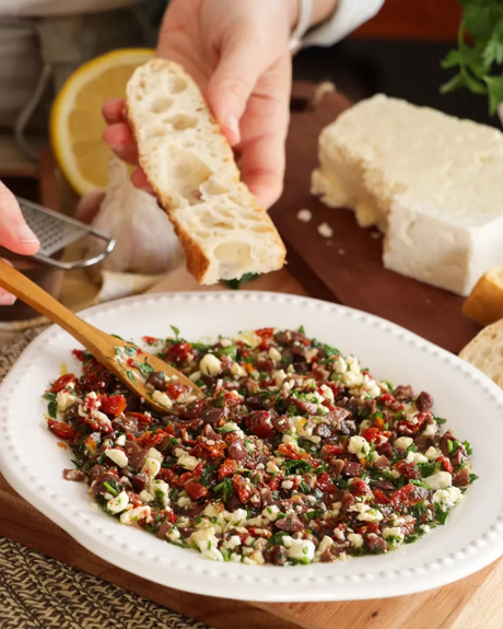 sirviendo aperitivo fácil con queso feta