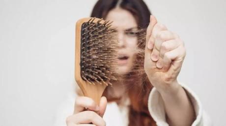 ¿Cuándo preocuparse por la caída del pelo y cuándo no?