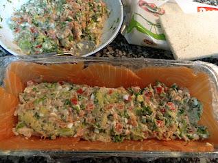 Preparación e ingredientes del pastel de salmón ahumado.