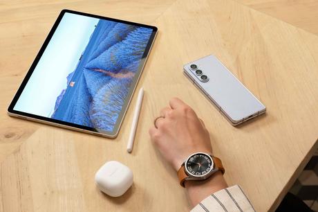 Búsqueda, Transcripción y Traducción Avanzada al instante: Descubre las funciones de la Galaxy Tab S9 006-lifestyle-galaxy-zfold5-icyblue-watch6-classic-43mm-silver-tabs9plus-beige-spen-buds2pro-white