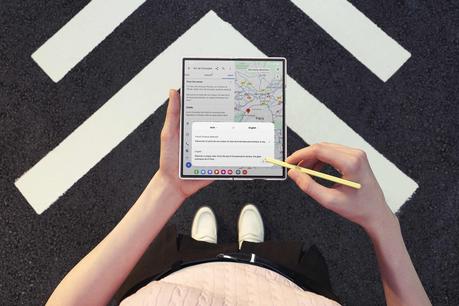 016-lifestyle-galaxy-zfold6-pink-spen