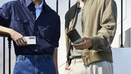 019-lifestyle-galaxy-zfold6-pink-zflip6-mint