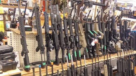 Primer paso para frenar los tiroteos en escuelas de EE.UU.: prohibir las armas de asalto