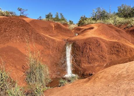 Cascada de tierra roja