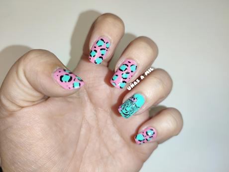 Diseño de uñas animal print en rosa y azul