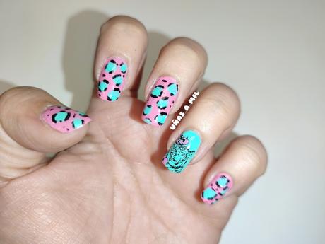 Diseño de uñas animal print en rosa y azul