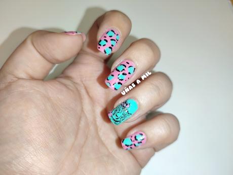 Diseño de uñas animal print en rosa y azul