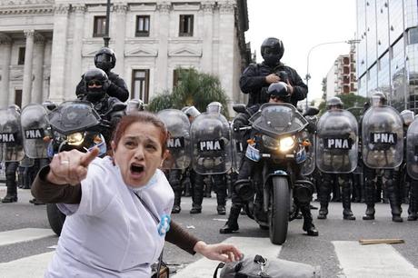 Contra los jubilados: veto, complicidad legislativa y represión