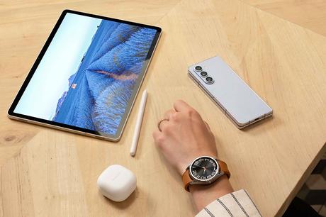 Control total y captura inmediata de ideas: Descubre las nuevas funciones del S Pen con la Galaxy Tab S9 006-lifestyle-galaxy-zfold5-icyblue-watch6-classic-43mm-silver-tabs9plus-beige-spen-buds2pro-white