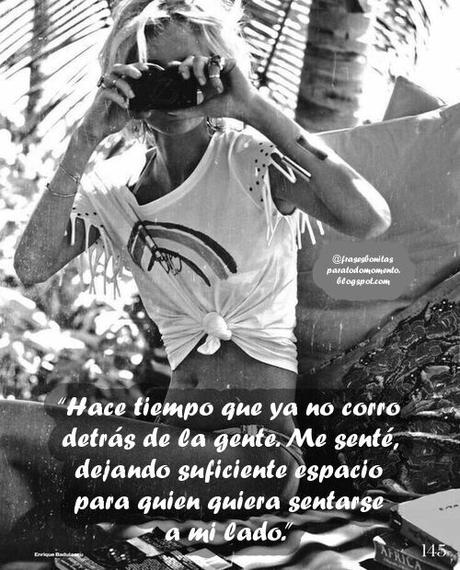 Hace tiempo que ya no corro detrás de la gente. Me senté, dejando suficiente espacio para quien quiera sentarse a mi lado.