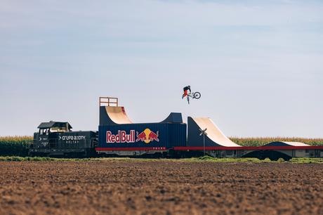 Dawid Godziek hace historia en el primer viaje en bicicleta sobre un tren en movimiento Dawid Godziek, Bike Eksperss