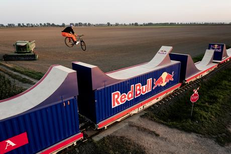 Dawid Godziek hace historia en el primer viaje en bicicleta sobre un tren en movimiento Dawid Godziek
