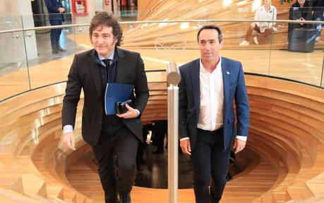 Cristina Kirchner y Javier Milei en el ring Economía bimonetaria, peronismo desordenado y la paradoja del «liberalismo autoritario» Milei se reunió con Galperín en medio de la disputa de Mercado Libre con los bancos y destacó a los empresarios - NEWSWEEK ARGENTINA