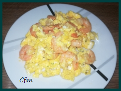 Revuelto de colas de langostinos al ajillo