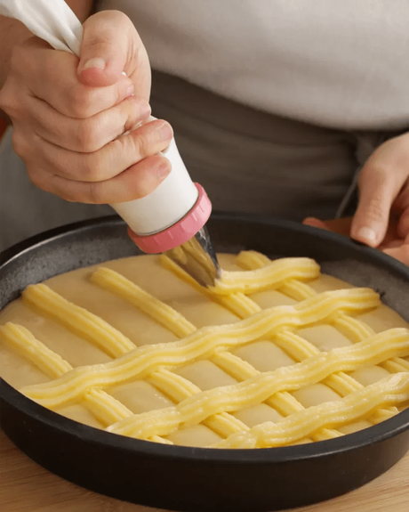 crema pastelera sobre torta