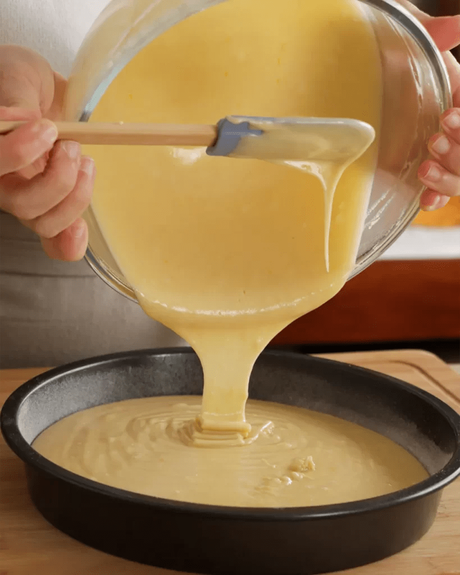 verter mezcla torta matera