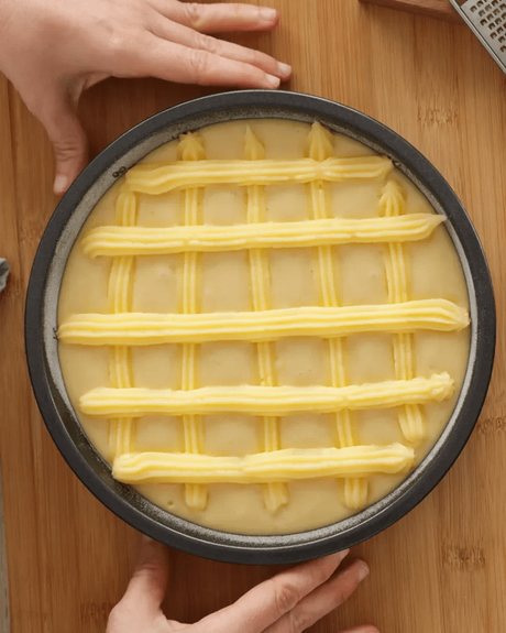 crema pastelera sobre torta matera